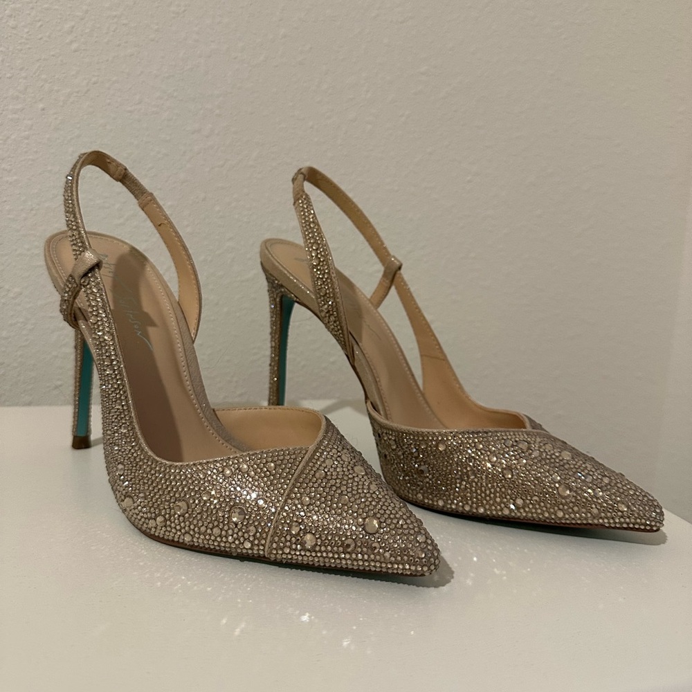 Betsey Johnson SB Rocky pump